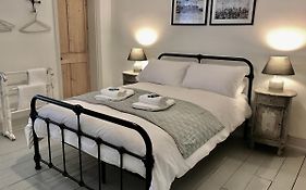 Delightful Seaside Binnacle Cottage -Hosted By Whitstable-Holidays
